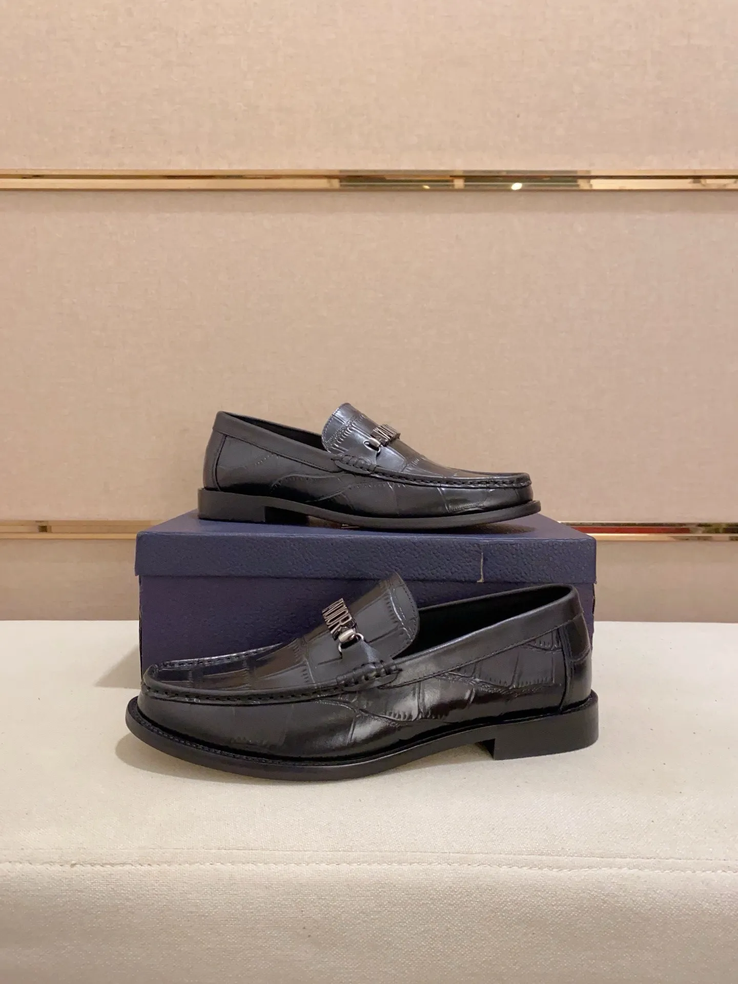 Men's shoes 💰: 560💰 High-end version of Dior Dior's new series. Famous actors and internet celebrities wear super popular designs. The sculptures of French artist Niki de Saint Phalle are designed as rings. Material: Imported original material ➕Painted cowhide Foot pads: cowhide Outsole: Rubber outsole Men's shoe size: 38~44 Can be customized to size 45